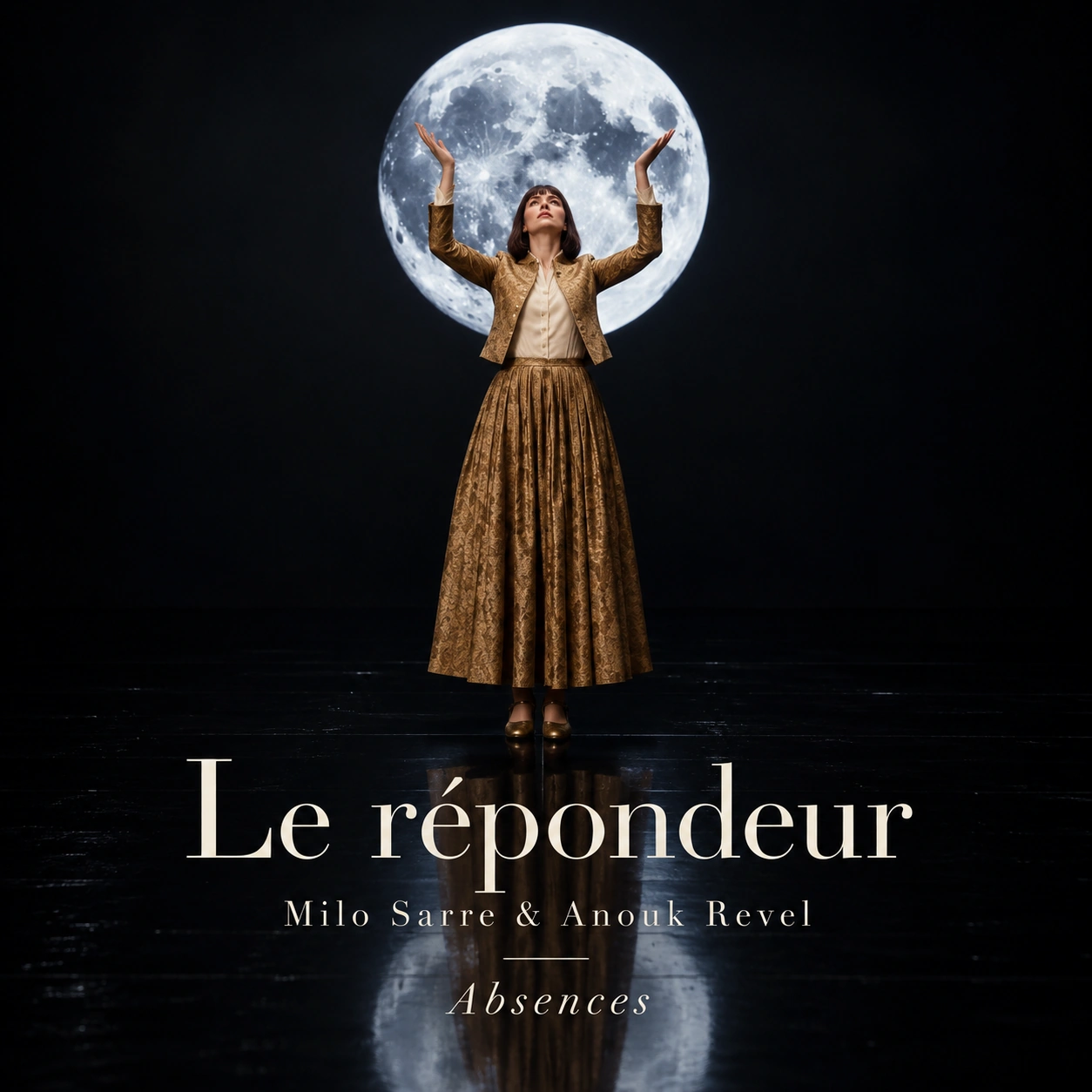 Anouk sur une scène sombre, les mains levées devant une lune lumineuse.