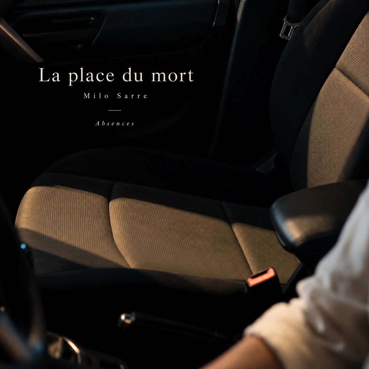 Un siège passager vide dans une voiture, traversé par une lumière douce.